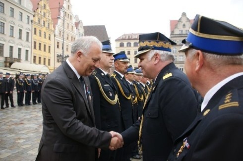 Wojew&oacute;dzkie Obchody Dnia Strażaka we Wrocławiu &ndash; odznaczenia dla prezydenta Legnicy i komendanta PSP